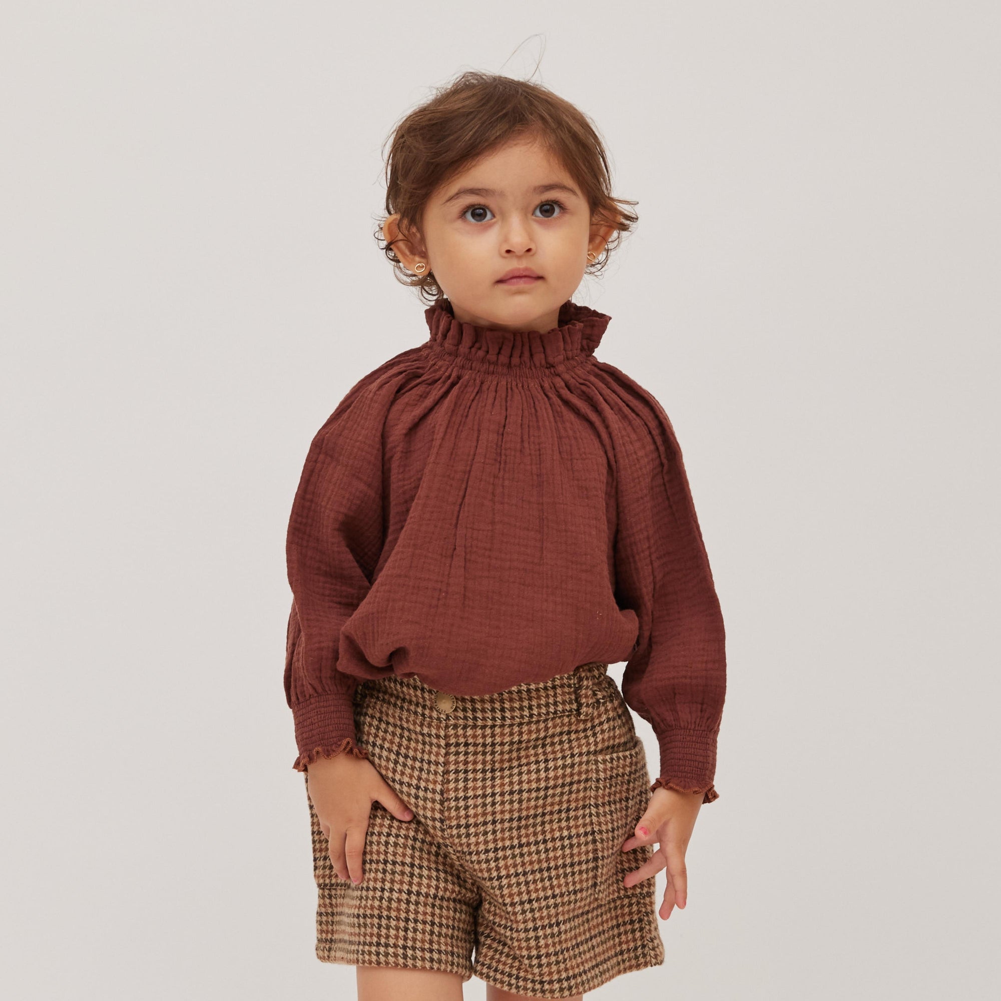 blouse E1 brownを着ている女の子