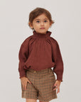 blouse E1 brownを着ている女の子