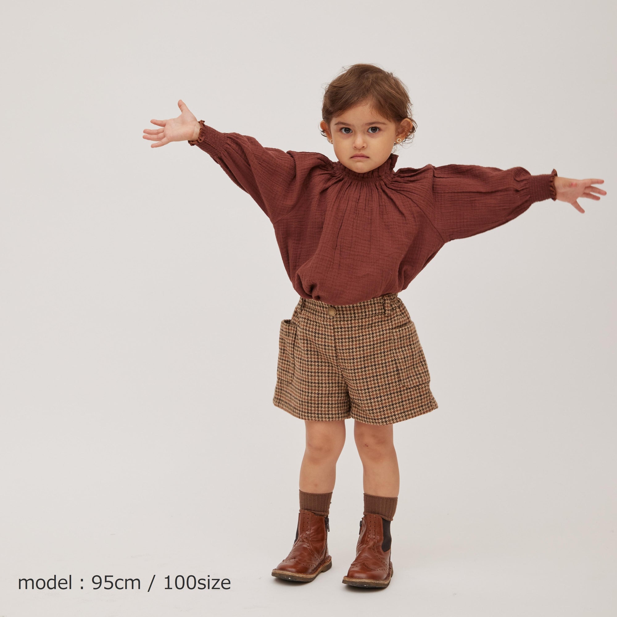 blouse E1 brownを着ている女の子