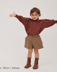 blouse E1 brownを着ている女の子