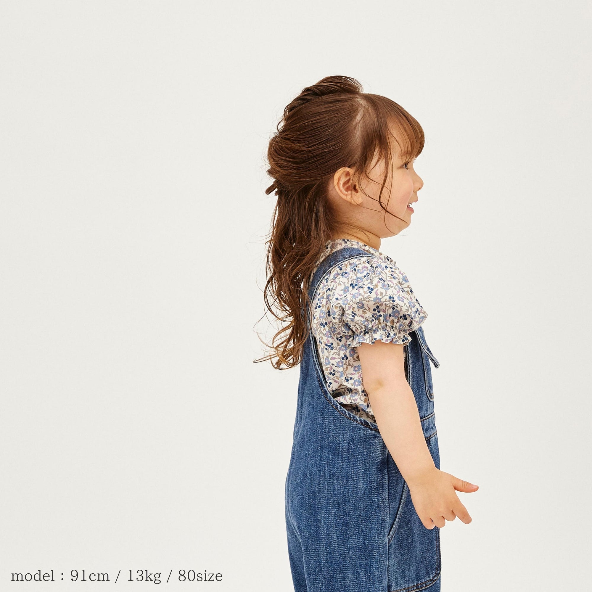 blouse p1 flowerを着ている女の子