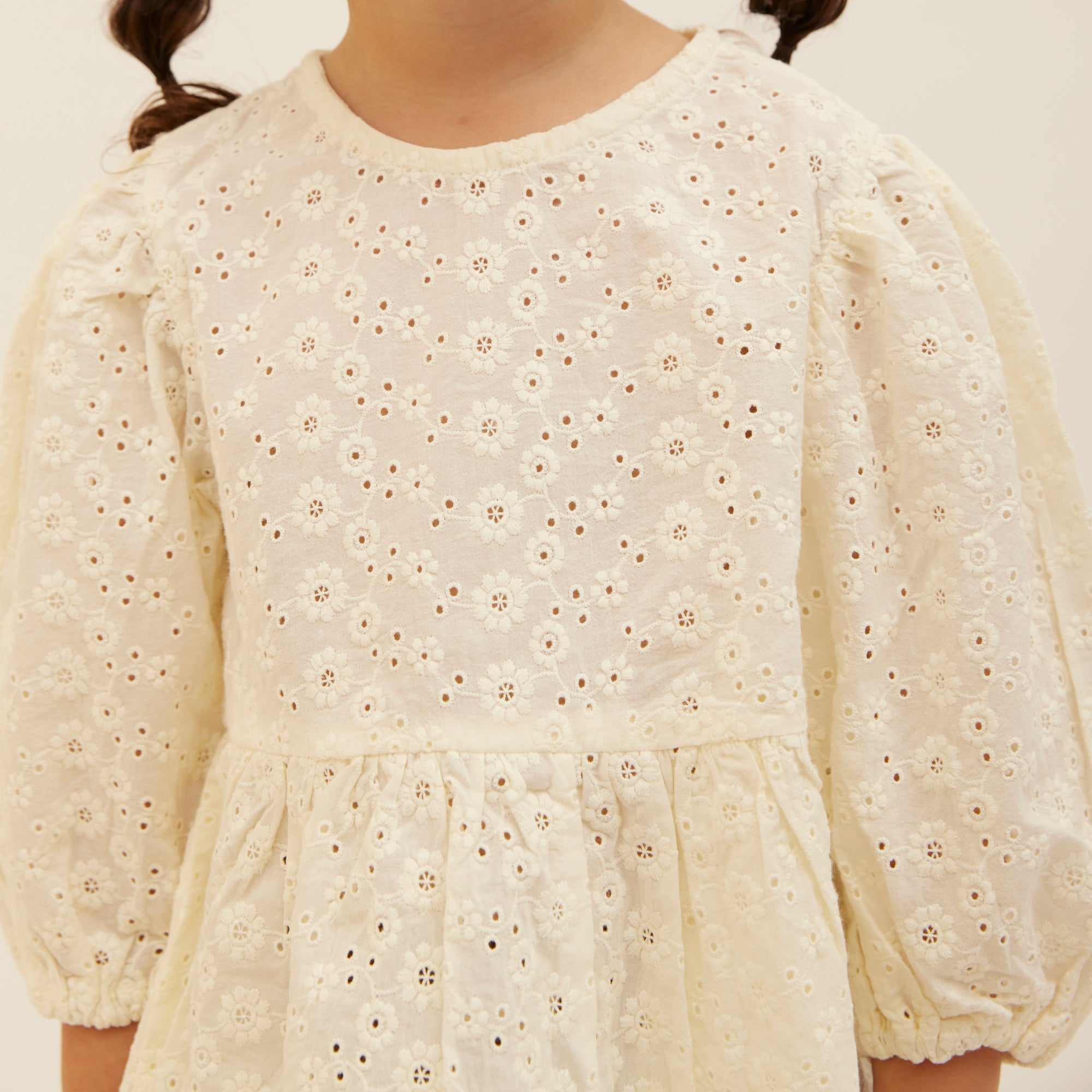 blouse G2を着ている女の子