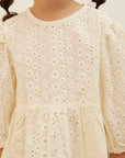 blouse G2を着ている女の子