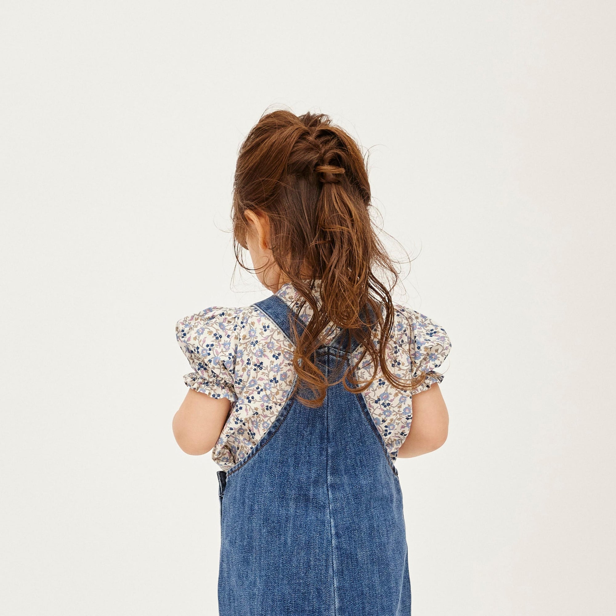 blouse p1 flowerを着ている女の子