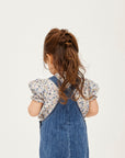 blouse p1 flowerを着ている女の子