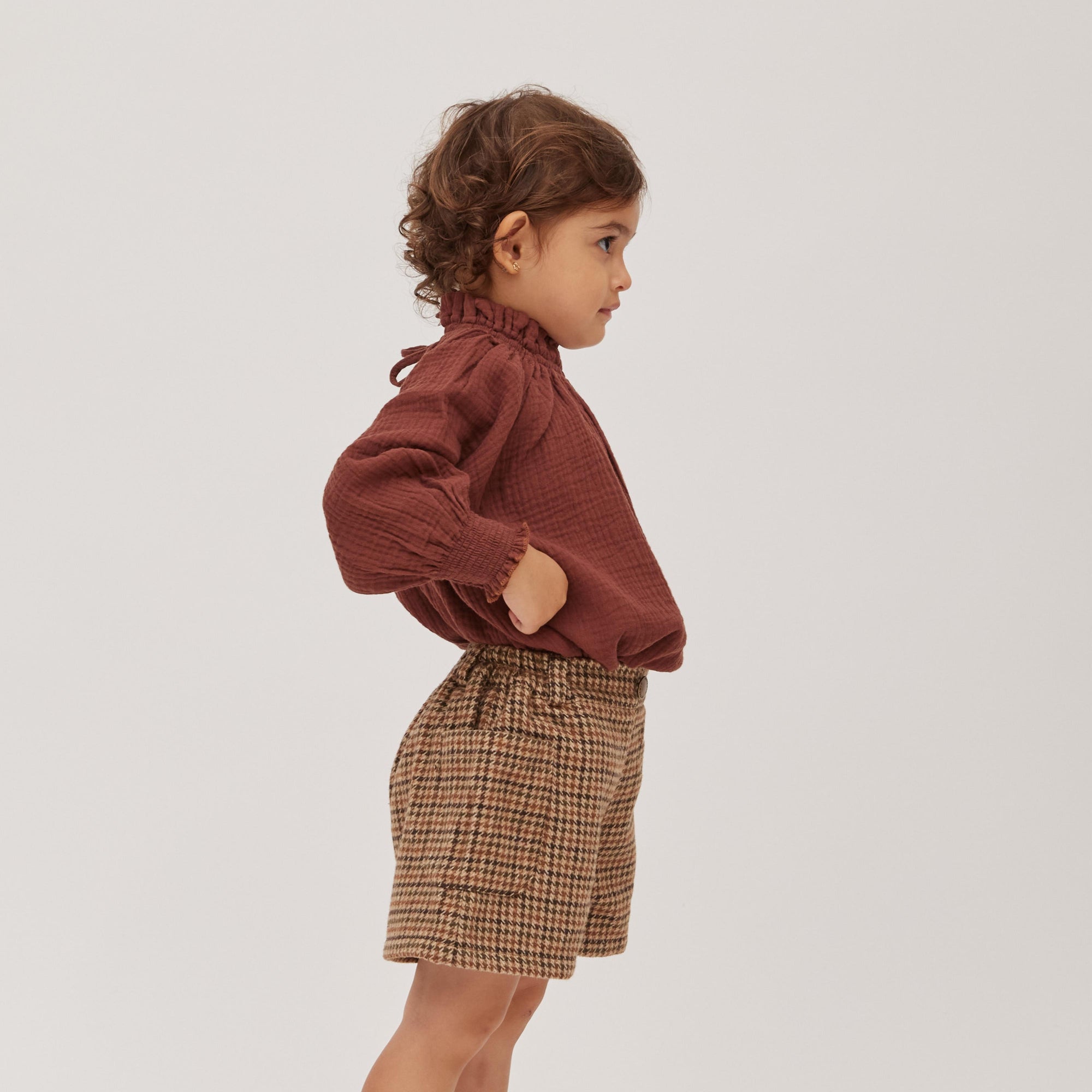 blouse E1 brownを着ている女の子