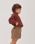 blouse E1 brownを着ている女の子
