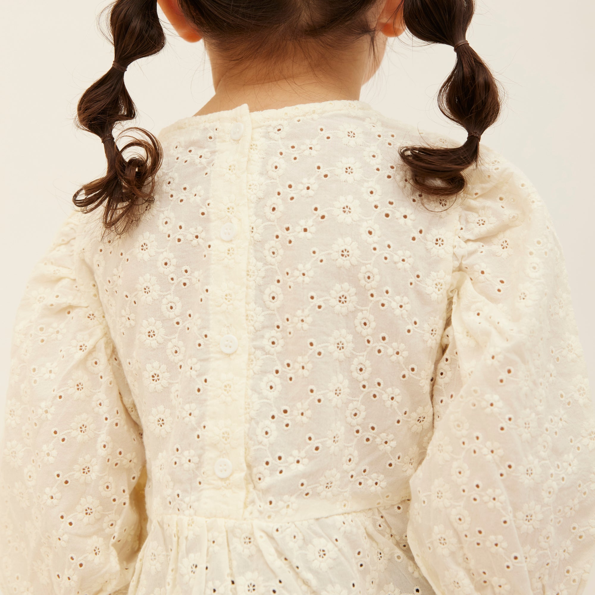 blouse G2を着ている女の子