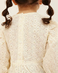blouse G2を着ている女の子