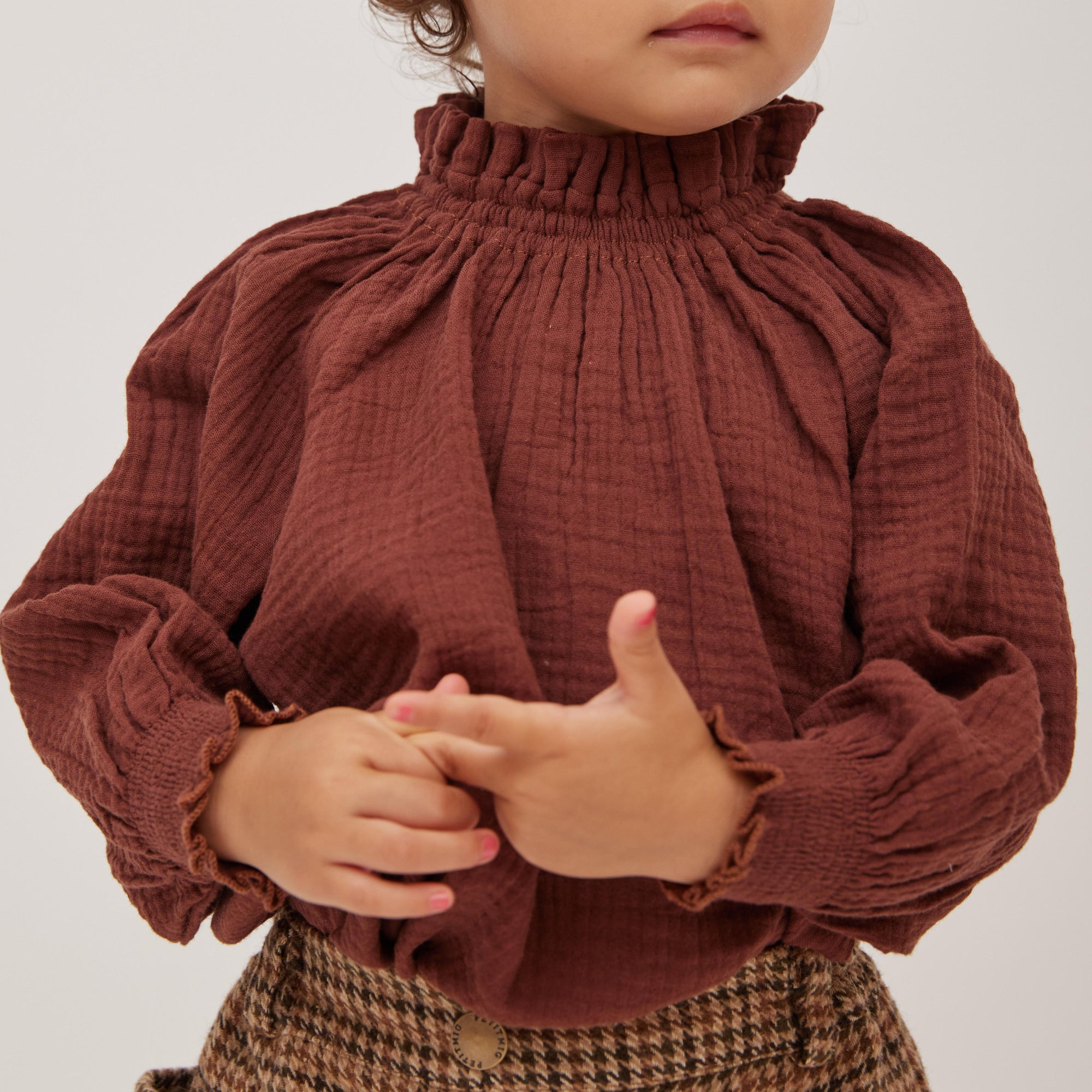 blouse E1 brownを着ている女の子