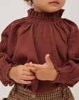 blouse E1 brownを着ている女の子
