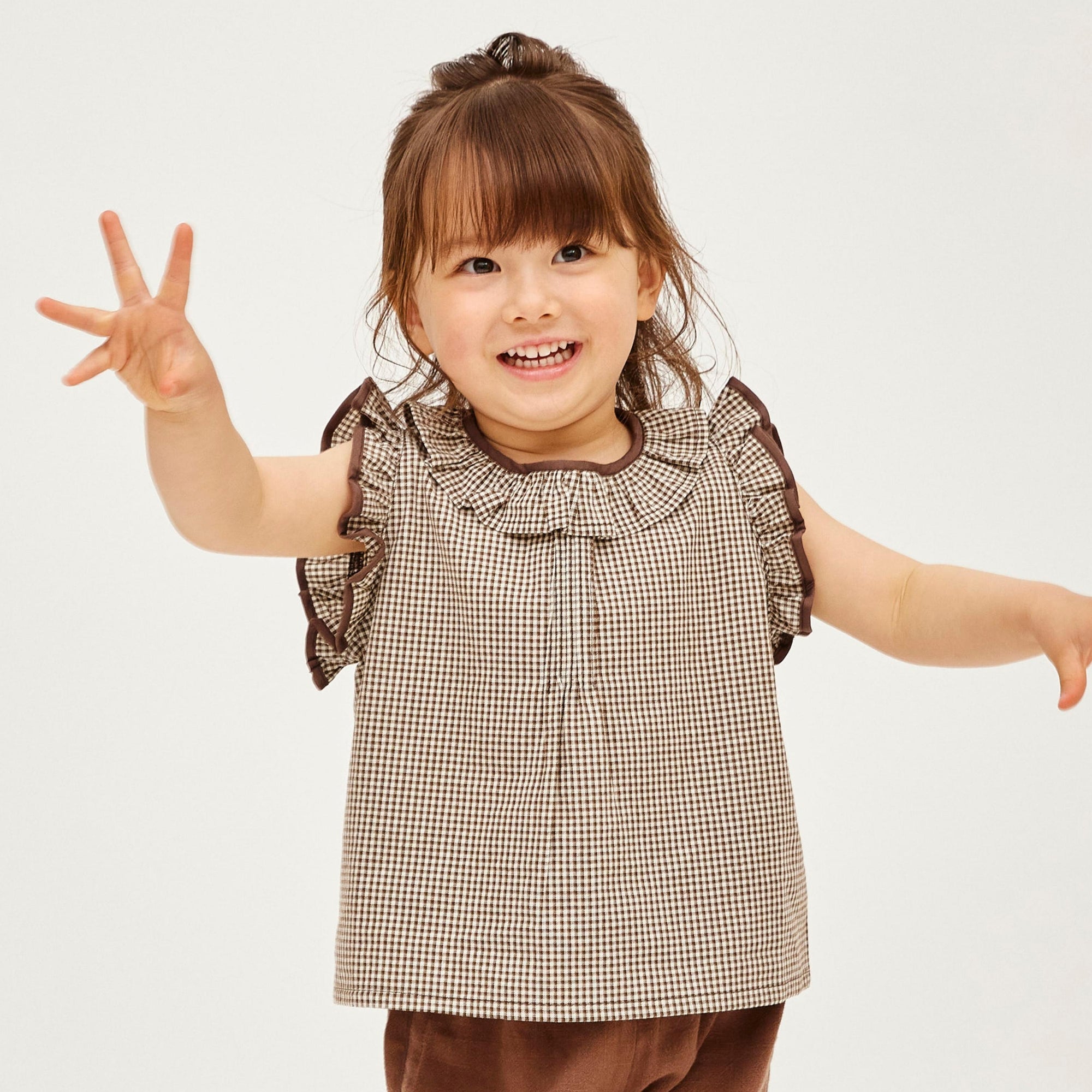 blouse p2 checkを着ている女の子