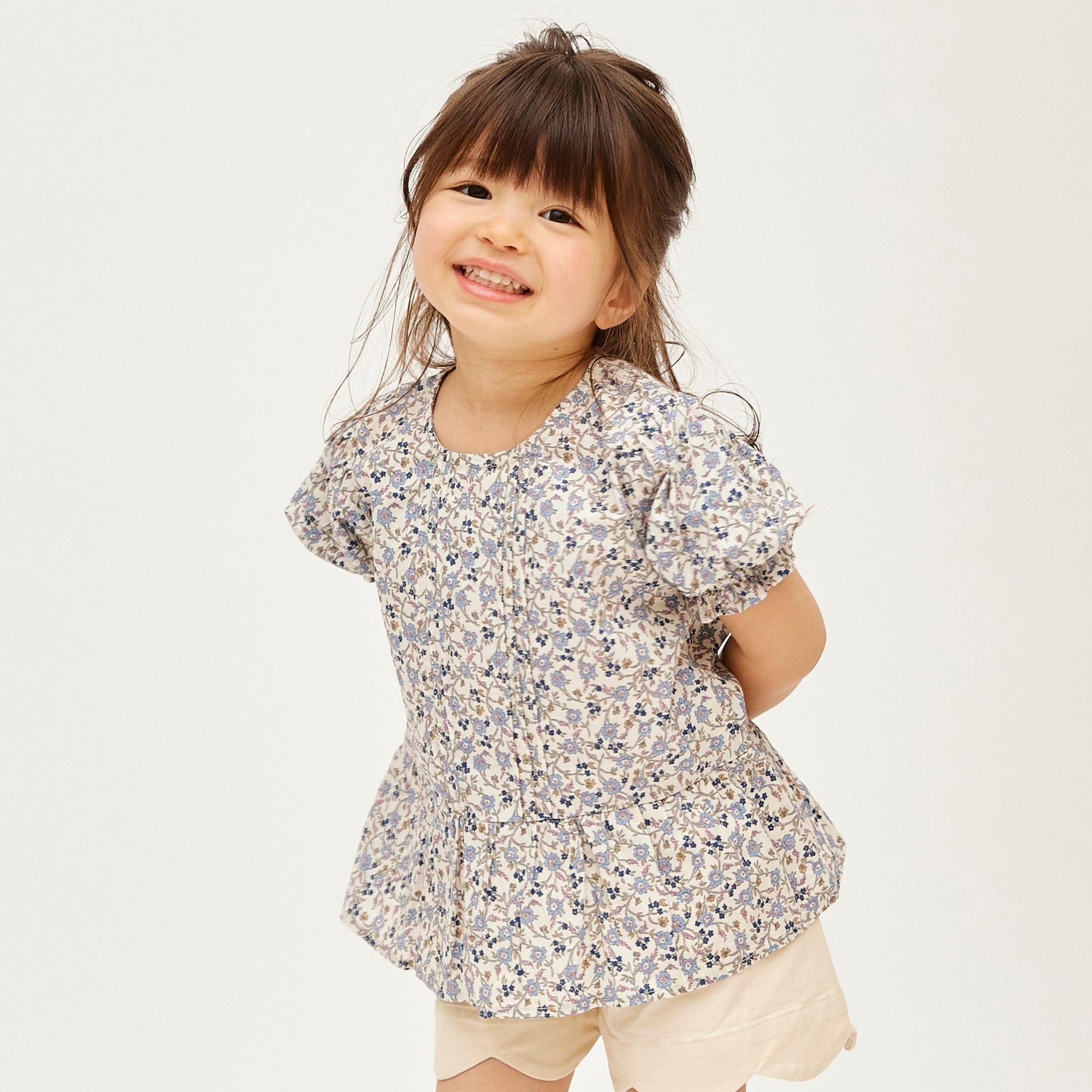 blouse p1 flowerを着ている女の子