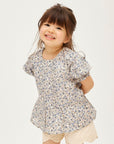 blouse p1 flowerを着ている女の子