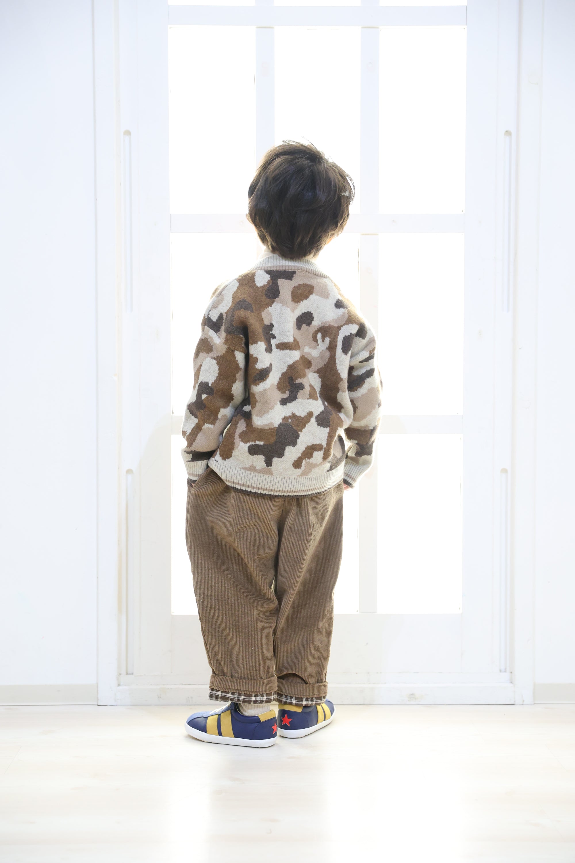 camouflage knit cardiganを着ている男の子