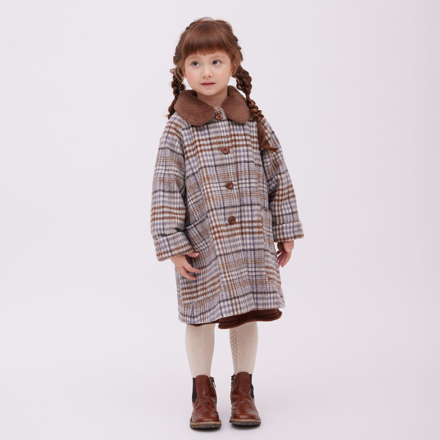 coat T1を着ている女の子
