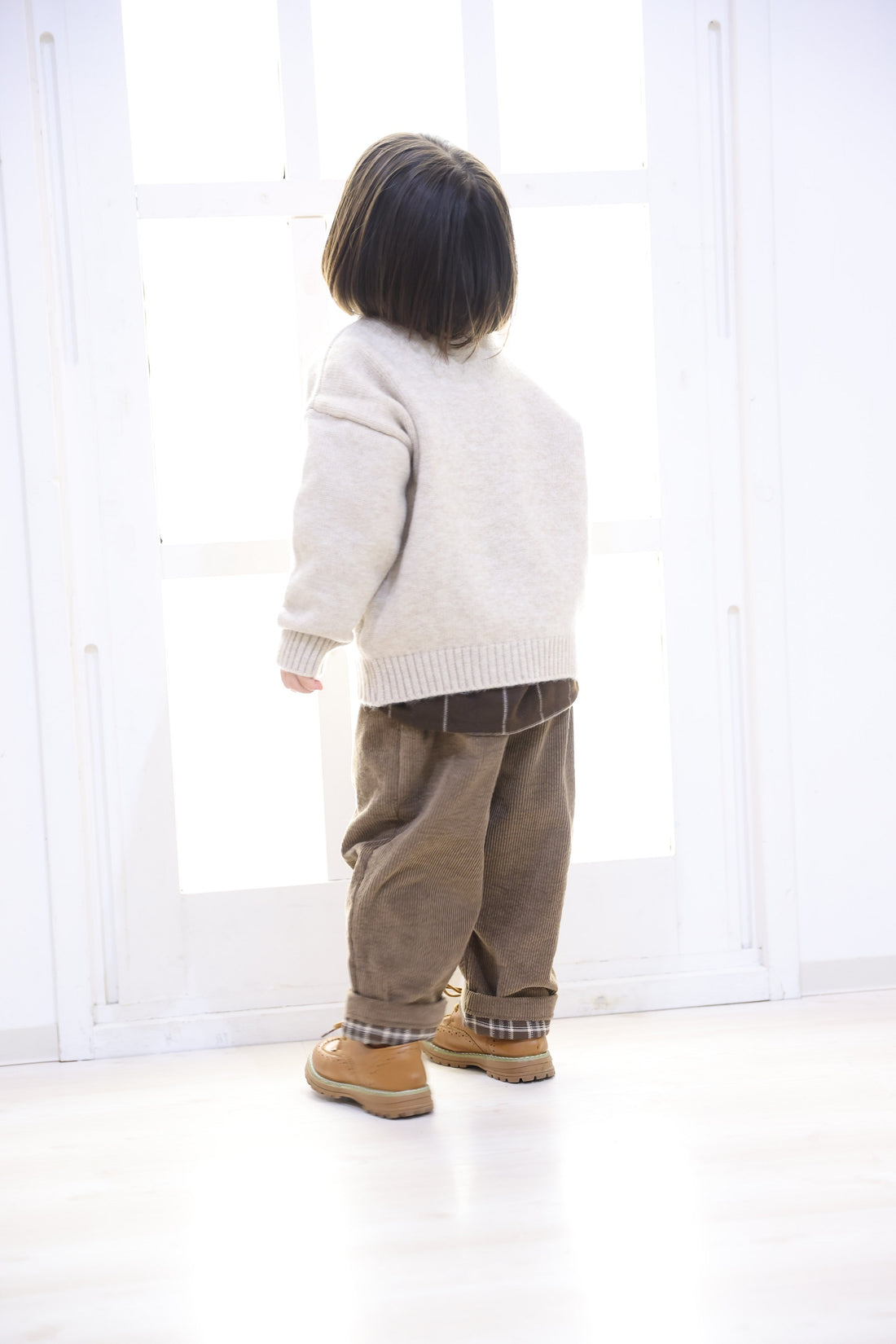 high neck knitを着る子供