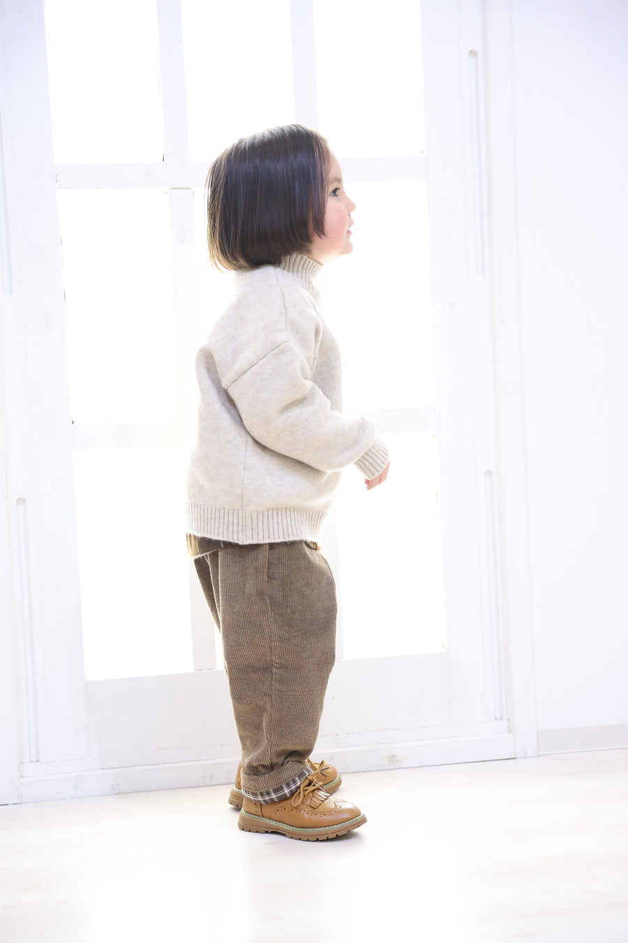 high neck knitを着る男の子