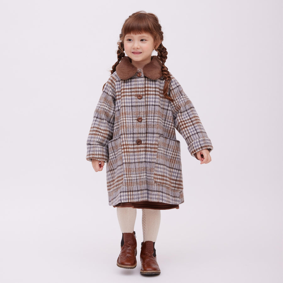 coat T1を着ている女の子
