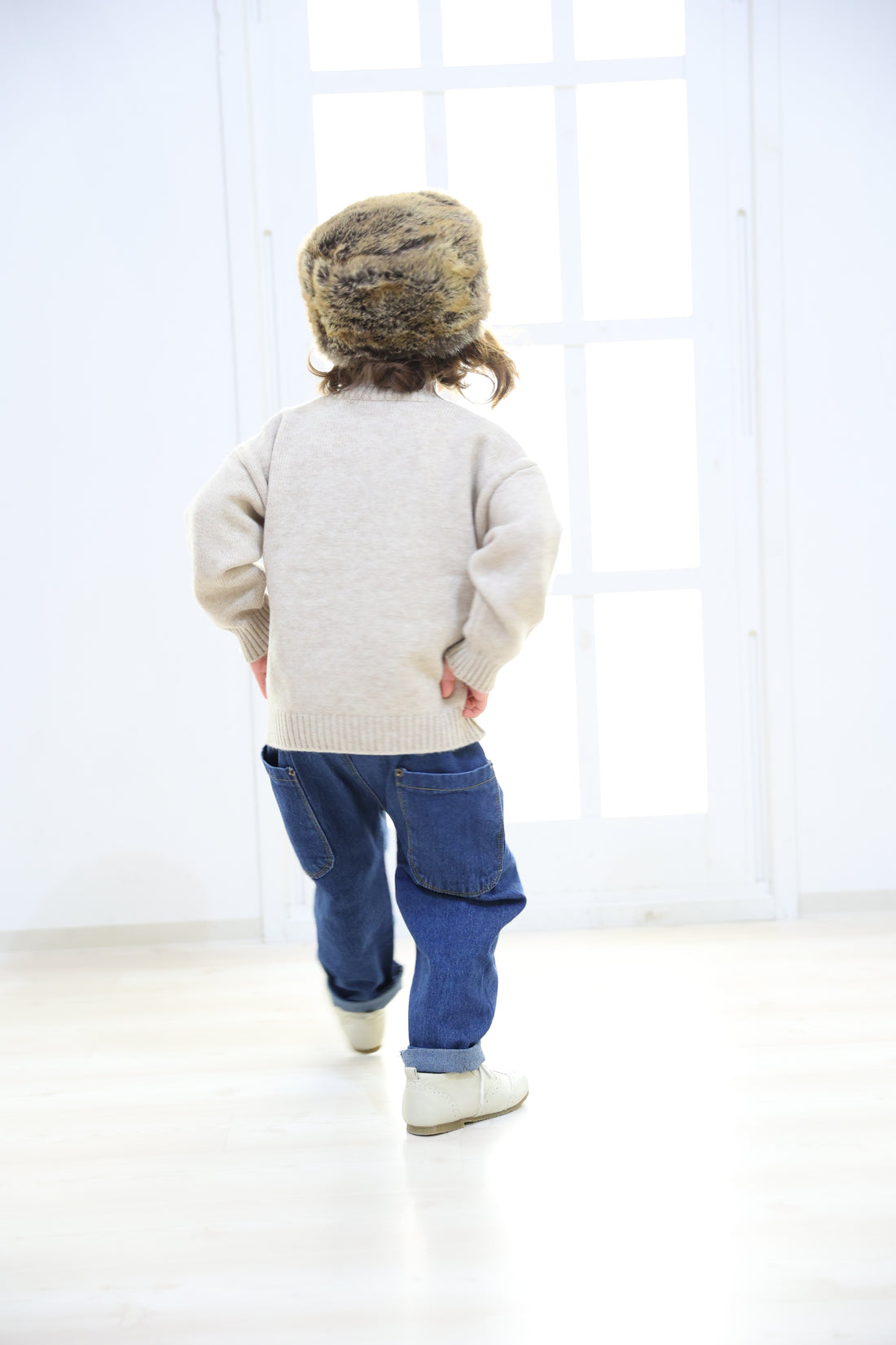 high neck knitを着る子供