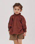 blouse E1 brownを着ている女の子