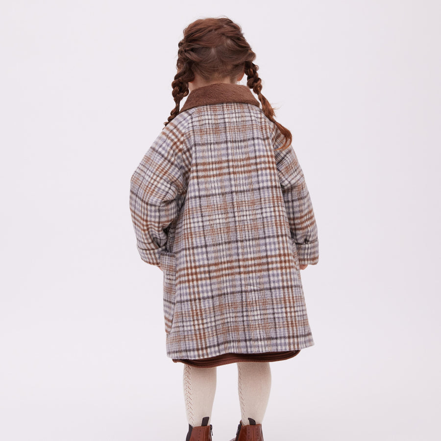 coat T1を着ている女の子