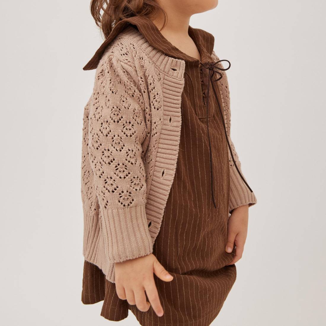 knit E1 cardiganを着る女の子