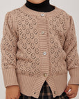 knit E1 cardiganを着る女の子